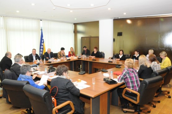 Članovi Zajedničke komisije za ljudska prava PSBiH i Vijeća nacionalnih manjina BiH razgovarali sa članicama Udruženja žena Romkinja „Bolja budućnost“ 